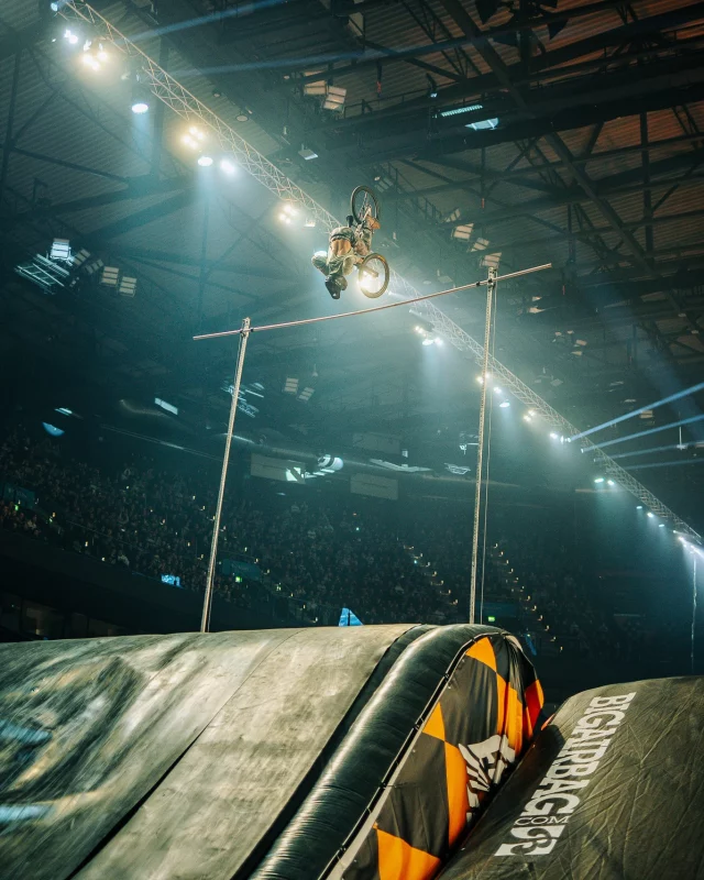 Bei unserem Mountainbike Highest Air konnten wir in der letzten Saison nicht nur neue Höhenrekorde aufstellen, sondern auch den höhenden Backflip und Frontflip bestaunen! 🤯
Tickets für die kommende Saison sind bereits verfügbar unter: Link in bio 

11.01.2026 München
17.01.2026 Hamburg - 2 Shows 
24.01.2026 Magdeburg - 2 Shows 
31.01.2026 Nürnberg - 2 Shows 
Tickets: Link in bio 

Foto: Max Schwarz 
#nightoffreestyle #nof #show #freestyle #mtb
