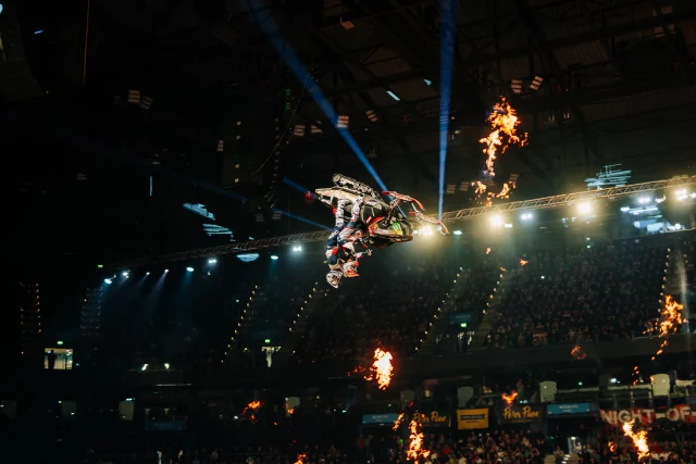 Ein Backflip mit einem Snowmobile in einer Arena ohne Schnee klingt schon verrückt, oder? Und dann noch mit zwei Personen? Pilot @jason_cesco und Passagier @vinniejanssens machen es dennoch möglich! 😱 

11.01.2026 München
17.01.2026 Hamburg - 2 Shows 
24.01.2026 Magdeburg - 2 Shows 
31.01.2026 Nürnberg - 2 Shows 
Tickets: Link in bio 

Foto: @_max_schwarz_ 
#nightoffreestyle #nof #show #freestyle #snowmobile #tandem