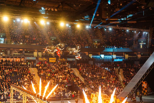 Heute gibt es dreifache side by side FMX Action mit @lucackermann98, @remibizouard und @davideredrossi! 💥 

11.01.2026 München
17.01.2026 Hamburg - 2 Shows 
24.01.2026 Magdeburg - 2 Shows 
31.01.2026 Nürnberg - 2 Shows 
Tickets: Link in bio 

Foto: @kai.behrendt 
#nightoffreestyle #nof #show #freestyle #fmx #synchro