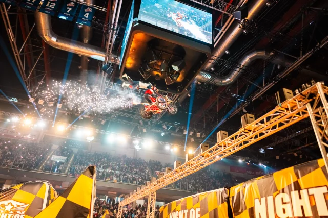 In der vergangenen Saison haben wir eine absolute Weltpremiere gesehen: Neben dem Sidecar Backflip zeigten Pilot @jaizy723 und Beifahrer @vinniejanssens jetzt auch erstmalig Sidecar Freestyle! 🔥 Was sie sich für die kommende Saison noch so alles ausdenken werden? 🤩 

11.01.2026 München
17.01.2026 Hamburg - 2 Shows 
24.01.2026 Magdeburg - 2 Shows 
31.01.2026 Nürnberg - 2 Shows 
Tickets: Link in bio 

Foto: @kai.behrendt 
#nightoffreestyle #nof #show #freestyle #sidecar #worldsfirst