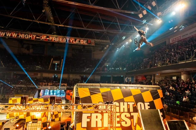 Über diesen perfekten Bike Flip vom 15 jähren @wiktorsamojlik können wir einfach immer wieder nur staunen 😱 Jetzt schon die besten Tickets sichern und in der kommenden Saison live dabei sein! 

11.01.2026 München
17.01.2026 Hamburg - 2 Shows 
24.01.2026 Magdeburg - 2 Shows 
31.01.2026 Nürnberg - 2 Shows 
Tickets: Link in bio 

Foto: @kai.behrendt 
#nightoffreestyle #nof #show #freestyle #bmx #bikeflip