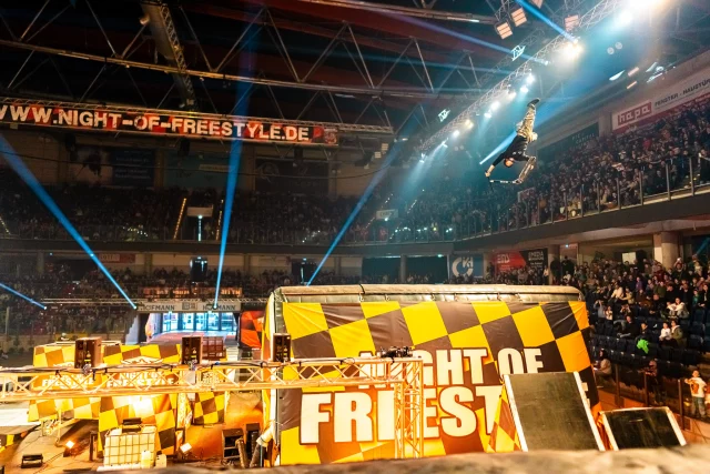 Heute schauen wir auf krasse Scooter Tricks in Nürnberg zurück mit @petr_castka! 🤩

11.01.2026 München
17.01.2026 Hamburg - 2 Shows 
24.01.2026 Magdeburg - 2 Shows 
31.01.2026 Nürnberg - 2 Shows 
Tickets: Link in bio 

Foto: @kai.behrendt 
#nightoffreestyle #nof #show #freestyle #scooter