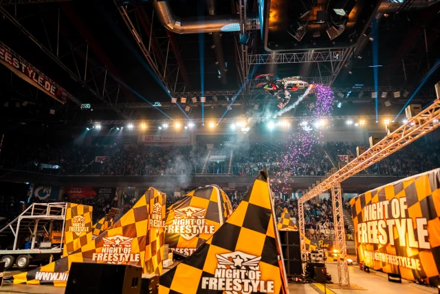 @jason_cesco fliegt auf seinem Snowmobile im lila Glitzerregen durch die Arena in Nürnberg - einfach wunderschön anzusehen 😍

11.01.2026 München
17.01.2026 Hamburg - 2 Shows 
24.01.2026 Magdeburg - 2 Shows 
31.01.2026 Nürnberg - 2 Shows 
Tickets: Link in bio 

Foto: @kai.behrendt 
#nightoffreestyle #nof #show #freestyle #snowmobile