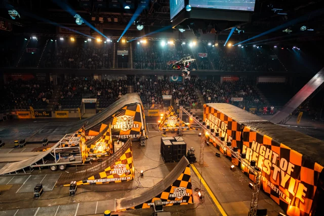 Ein Backflip auf dem 350kg schweren Snowmobile und das noch mit Passagier am Rücken? Für @jason_cesco und @vinniejanssens kein Problem! 🥳

11.01.2026 München
17.01.2026 Hamburg - 2 Shows 
24.01.2026 Magdeburg - 2 Shows 
31.01.2026 Nürnberg - 2 Shows 
Tickets: Link in bio 

Foto: @kai.behrendt 
#nightoffreestyle #nof #show #freestyle #snowmobile #tandem